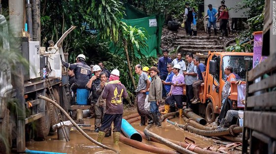 Chạy đua giải cứu đội bóng mắc kẹt trong hang ảnh 2