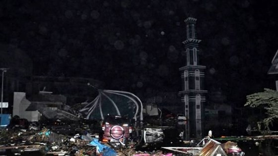 Số nạn nhân thiệt mạng do động đất và sóng thần tại Indonesia đã lên tới gần 400 người ảnh 19