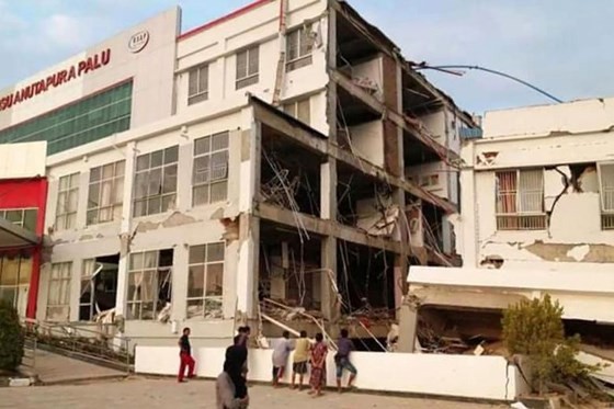 Số nạn nhân thiệt mạng do động đất và sóng thần tại Indonesia đã lên tới gần 400 người ảnh 7