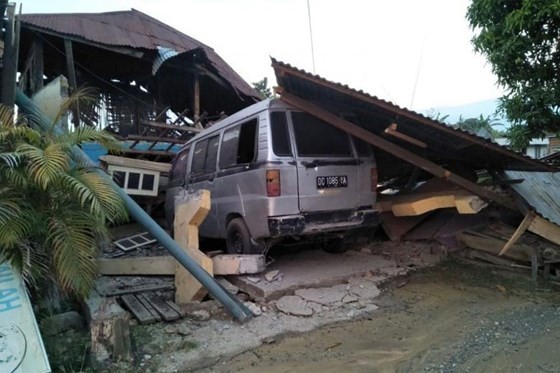 Số nạn nhân thiệt mạng do động đất và sóng thần tại Indonesia đã lên tới gần 400 người ảnh 8
