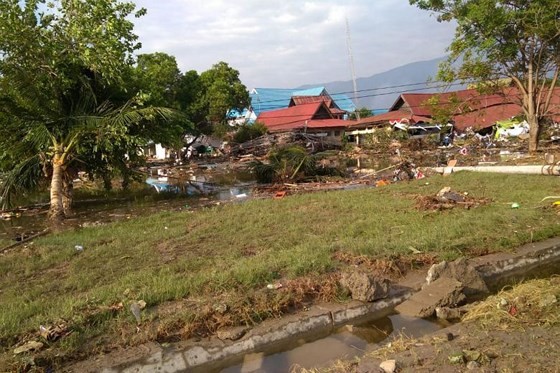 Số nạn nhân thiệt mạng do động đất và sóng thần tại Indonesia đã lên tới gần 400 người ảnh 9