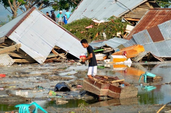 Số nạn nhân thiệt mạng do động đất và sóng thần tại Indonesia đã lên tới gần 400 người ảnh 17