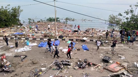 Số nạn nhân thiệt mạng do động đất và sóng thần tại Indonesia đã lên tới gần 400 người ảnh 11