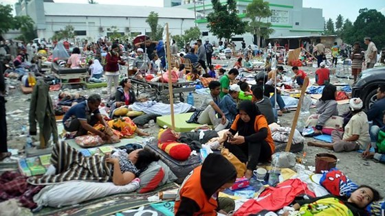 Số nạn nhân thiệt mạng do động đất và sóng thần tại Indonesia đã lên tới gần 400 người ảnh 1