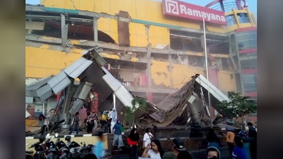 Số nạn nhân thiệt mạng do động đất và sóng thần tại Indonesia đã lên tới gần 400 người ảnh 12