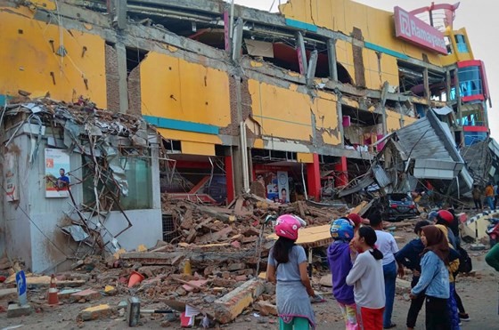 Số nạn nhân thiệt mạng do động đất và sóng thần tại Indonesia đã lên tới gần 400 người ảnh 13
