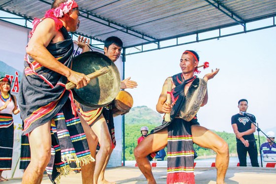 Người Cor cầu mưa giải hạn ảnh 1