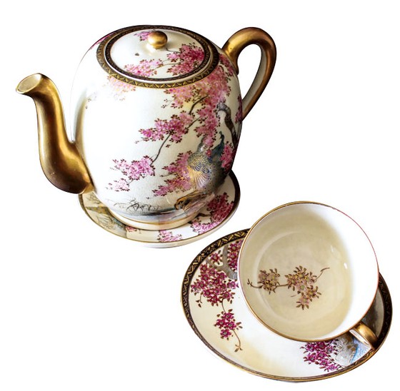 Sakura depicted on Satsuma ceramics ảnh 1