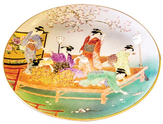 Sakura depicted on Satsuma ceramics ảnh 2