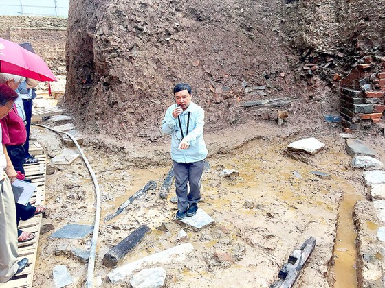 Khu vực khảo cổ Hoàng thành Thăng Long: Phát hiện khối gỗ sơn son ảnh 1