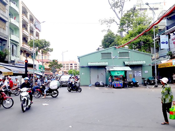 Sửa xong chợ Bình Tây nửa năm vẫn chưa tháo chợ tạm ảnh 1