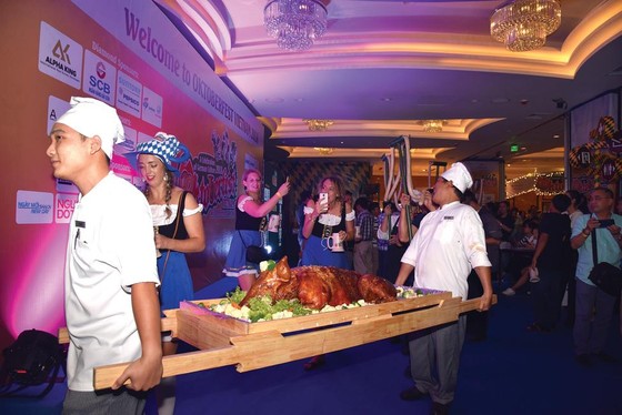 Sôi động lễ hội bia Oktoberfest tại Windsor Plaza ảnh 4