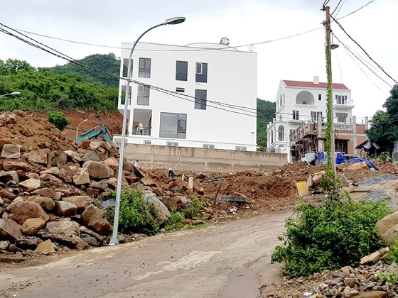 Sống bất an dưới chân núi ảnh 1