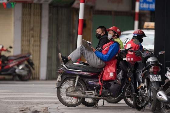 người hà nội đeo khẩu trang phòng chống covid-19, đón "rét nàng bân" hình 12 nguoi ha noi deo khau trang phong chong covid-19, don "ret nang ban" hinh 12