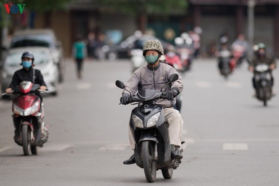 người hà nội đeo khẩu trang phòng chống covid-19, đón "rét nàng bân" hình 3 nguoi ha noi deo khau trang phong chong covid-19, don "ret nang ban" hinh 3