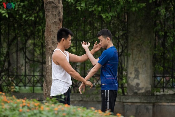 ngày đầu cách ly toàn xã hội: dân hà nội vẫn ra đường tập thể dục hình 9 ngay dau cach ly toan xa hoi: dan ha noi van ra duong tap the duc hinh 9