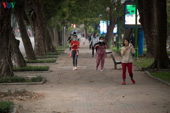 ngày đầu cách ly toàn xã hội: dân hà nội vẫn ra đường tập thể dục hình 11 ngay dau cach ly toan xa hoi: dan ha noi van ra duong tap the duc hinh 11