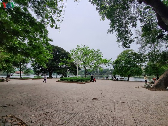 ngày đầu cách ly toàn xã hội: dân hà nội vẫn ra đường tập thể dục hình 10 ngay dau cach ly toan xa hoi: dan ha noi van ra duong tap the duc hinh 10