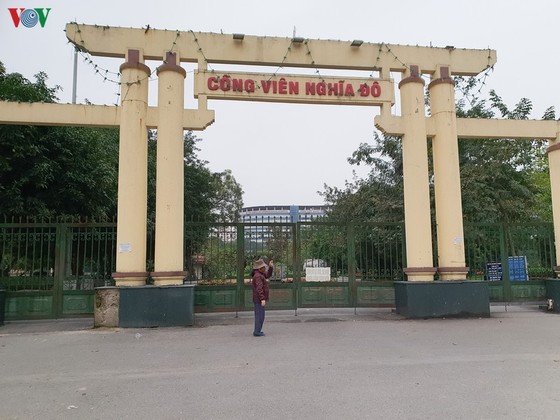 ngày đầu cách ly toàn xã hội: dân hà nội vẫn ra đường tập thể dục hình 12 ngay dau cach ly toan xa hoi: dan ha noi van ra duong tap the duc hinh 12
