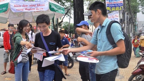 Môi giới bất động sản quay trở lại phát tờ rơi. (Ảnh minh họa)