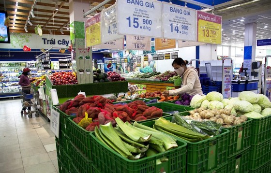 Siêu thị Co.op Mart Rạch Giá, Kiên Giang bán lẻ nhiều loại hàng hóa phục vụ nhu cầu thiết yếu của người dân. (Ảnh: Hồng Đạt/TTXVN)