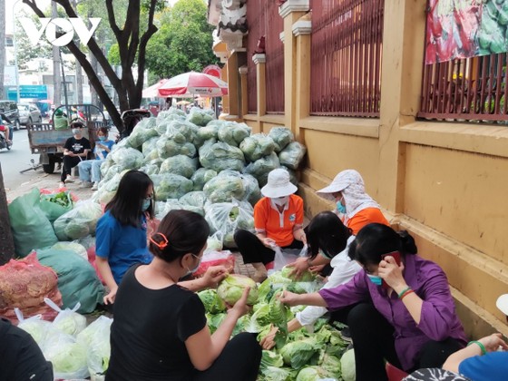 Người dân nhiều tỉnh thành nhiệt tình "giải cứu" nông sản Hải Dương ảnh 1