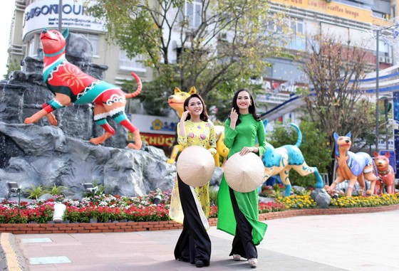 Rộn ràng Đường hoa Nguyễn Huệ trước giờ khai mạc ảnh 1