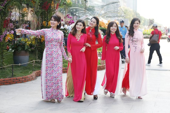 Rộn ràng Đường hoa Nguyễn Huệ trước giờ khai mạc ảnh 3