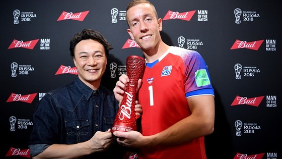 Thủ thành Iceland Halldorsson – từ đạo diễn trở thành người hùng World Cup ảnh 2
