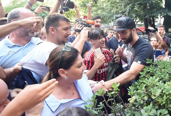 Higuain cập bến Milan, Bonucci giàm lương gia nhập Juventus ảnh 1