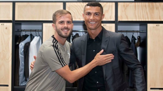Pjanic và Dybala nhường quyền sút phạt cho Ronaldo ảnh 1