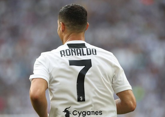 Hé lộ bảng lương Serie A, Ronaldo lãnh nhiều gấp 3 Higuain ảnh 1