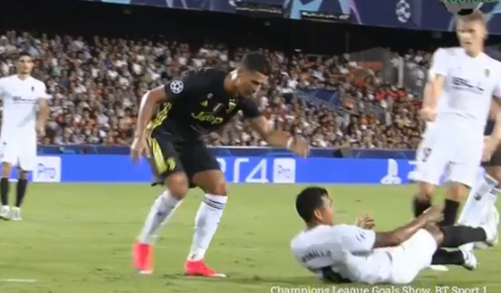 Ronaldo khóc vì uất ức hay tiếc nuối? ảnh 2