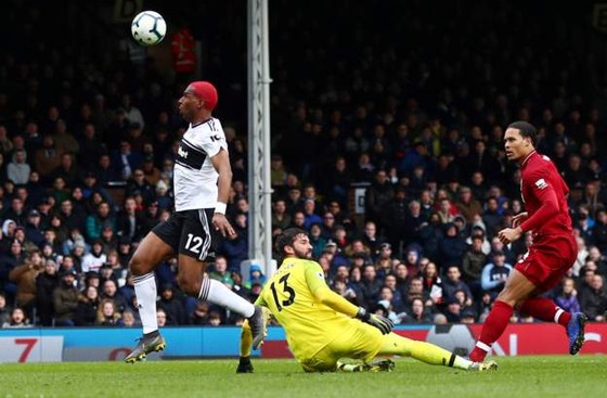 Fulham - Liverpool 1-2. Sadio Mane tỏa sáng, Liverpool chiếm ngôi đầu bảng ảnh 8