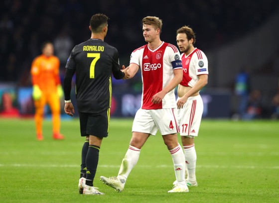 Ronaldo là “quái thú” trong khu cấm Ajax ảnh 1