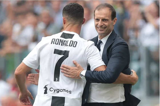 Messi “nổi lửa” sẽ khiến Ronaldo bùng nổ ảnh 1