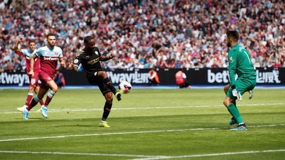 West Ham - Man City 0-5: Sterling ghi hattrick giúp City lên đầu bảng ảnh 7