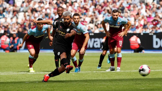 West Ham - Man City 0-5: Sterling ghi hattrick giúp City lên đầu bảng ảnh 8