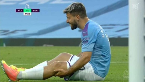 Aguero sang Barcelona phẫu thuật đầu gối, Pep lo mùa giải của anh đã kết thúc ảnh 1