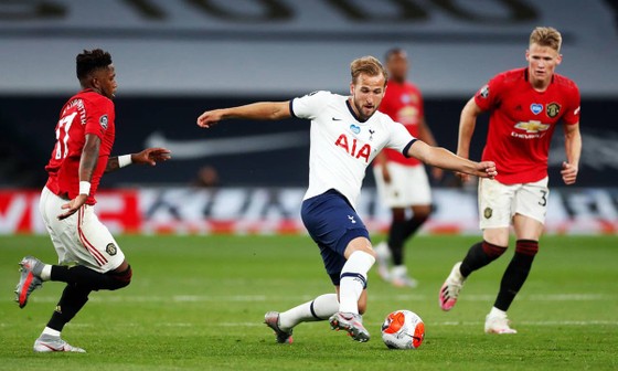 Mourinho nhảy ra bảo vệ Harry Kane, mở ra cuộc khẩu chiến với Sky Sport ảnh 1