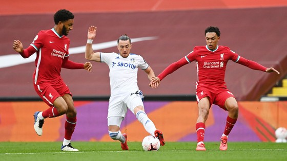 Mo Salah ghi hattrick giúp Liverpool khuất phục Leeds trong cơn mưa 7 bàn thắng ảnh 2