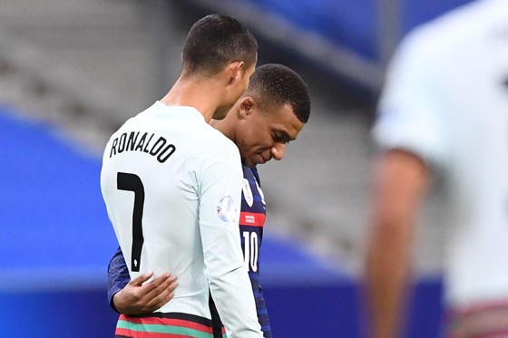 Ronaldo dương tính với Covid-19, bỏ lỡ trận gặp Messi ở Champions League ảnh 1