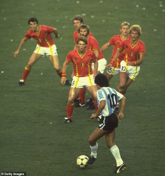 Diego Maradona chỉ để lại '75.000 bảng trong tài khoản' nhưng gia đình đang tranh giành kho báu 150 triệu bảng ảnh 1