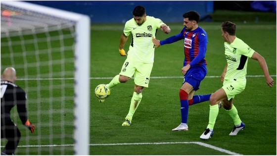 Luis Suarez là món quà Barcelona tặng Atletico để vô địch La Liga ảnh 1