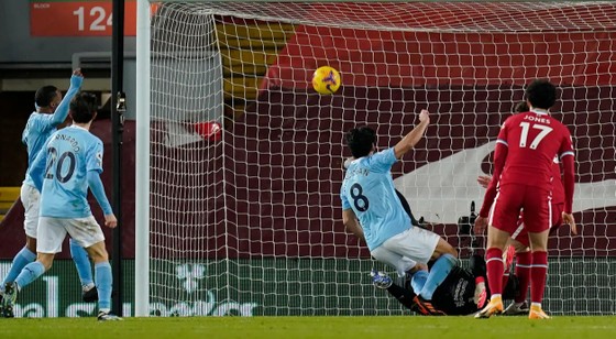Phil Foden tỏa sáng giúp Manchester City nhấn chìm pháo đài Anfield ảnh 1