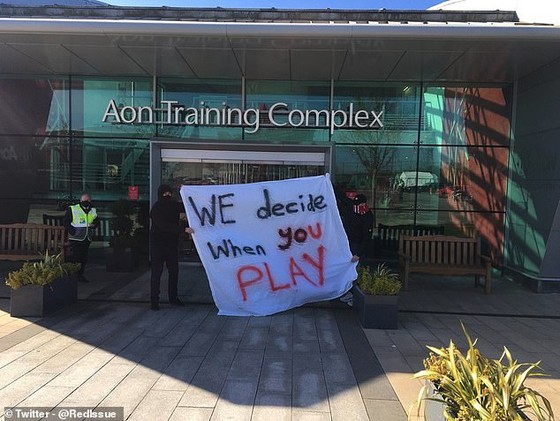Fan Man United giận dữ phong tỏa sân tập để phản đối gia đình Glazer, Solskjaer bị vạ lây vì bênh vực ông chủ ảnh 2