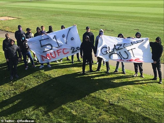 Fan Man United giận dữ phong tỏa sân tập để phản đối gia đình Glazer, Solskjaer bị vạ lây vì bênh vực ông chủ ảnh 1