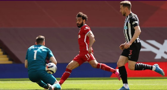 Sát thủ Willock gieo sầu cho Liverpool ảnh 2