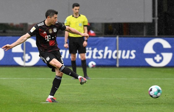 Lewandowski cân bằng kỷ lục 40 bàn thắng của Gerd Muller ở Bundesliga ảnh 1