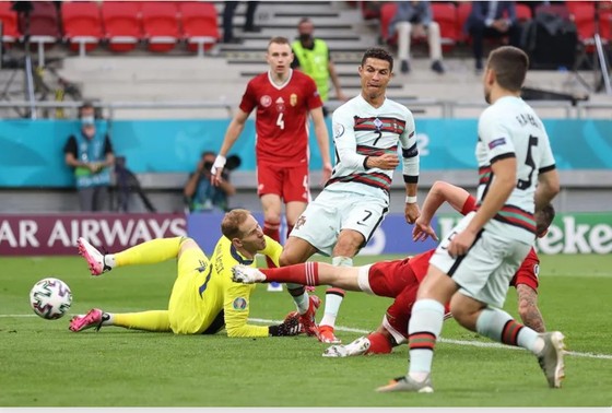 Ronaldo ghi cú đúp, phá kỷ lục ghi bàn Euro khi Bồ Đào Nha đè bẹp Hungary ảnh 2